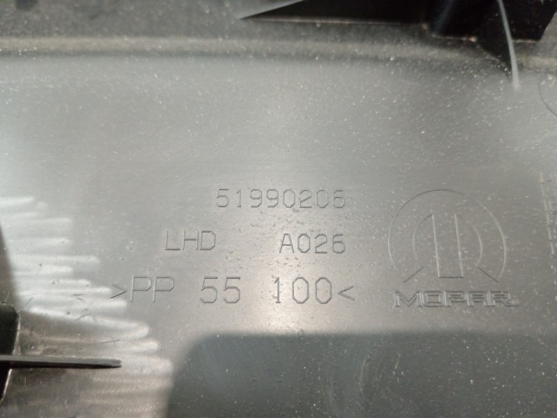 Recambio de guarnecido porton trasero para jeep renegade deserthawk 4wd referencia OEM IAM 51990206 07355995690 