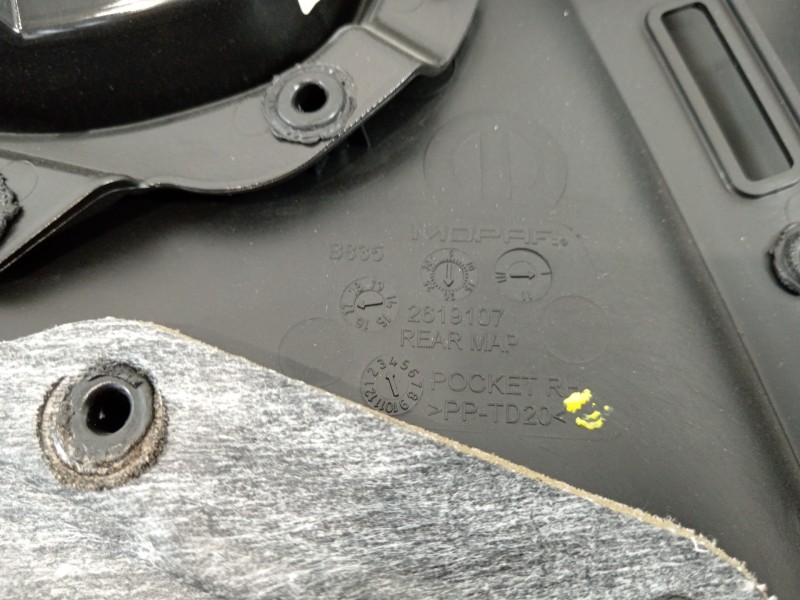 Recambio de guarnecido puerta trasera derecha para jeep renegade deserthawk 4wd referencia OEM IAM 2619107  