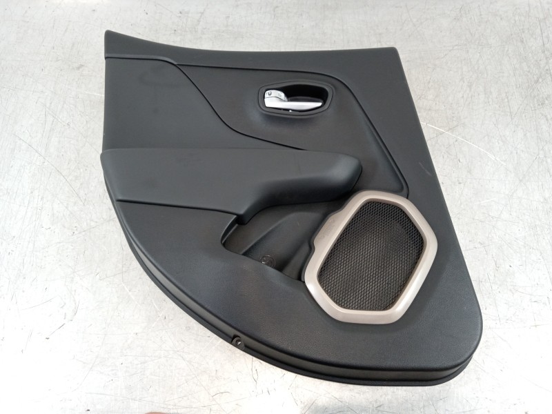 Recambio de guarnecido puerta trasera izquierda para jeep renegade deserthawk 4wd referencia OEM IAM 2619108  