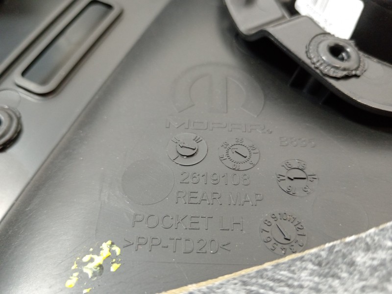 Recambio de guarnecido puerta trasera izquierda para jeep renegade deserthawk 4wd referencia OEM IAM 2619108  