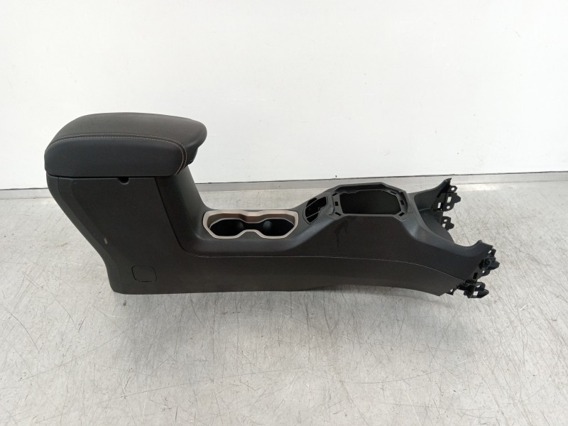 Recambio de apoyabrazos central para jeep renegade deserthawk 4wd referencia OEM IAM 735592332  