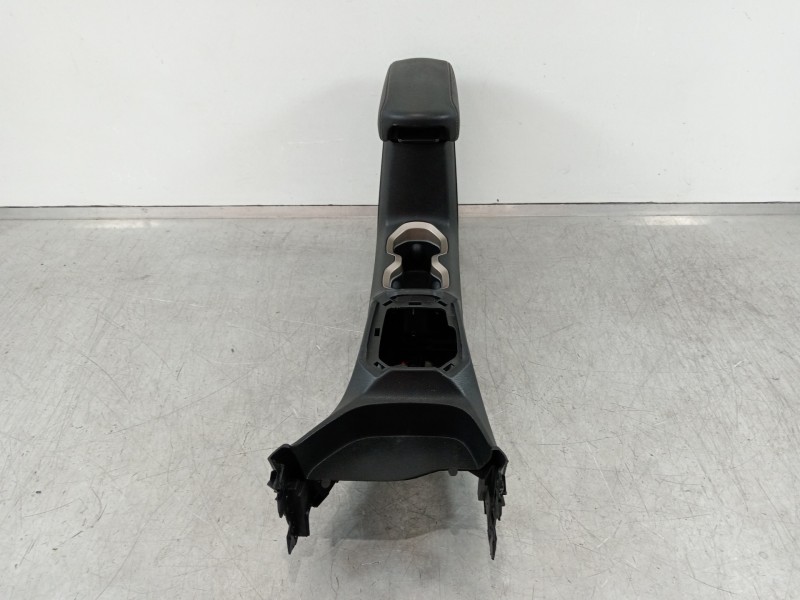 Recambio de apoyabrazos central para jeep renegade deserthawk 4wd referencia OEM IAM 735592332  