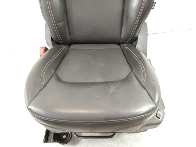 Recambio de asiento delantero izquierdo para jeep renegade deserthawk 4wd referencia OEM IAM   