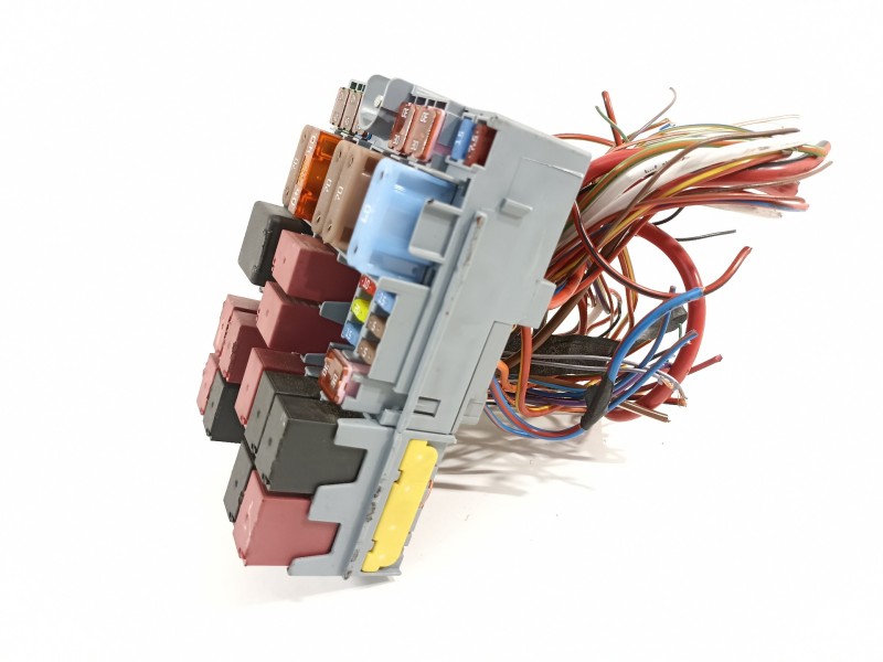 Recambio de caja reles / fusibles para jeep renegade deserthawk 4wd referencia OEM IAM 51987784  