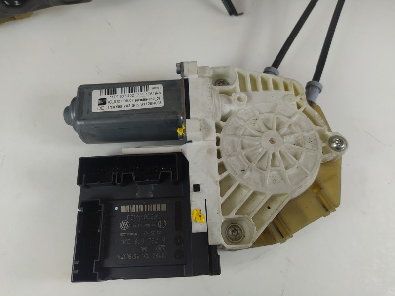 Recambio de elevalunas delantero derecho para seat leon (1p1) reference referencia OEM IAM 1P0837402E 1T0959702G 1K0959792M
