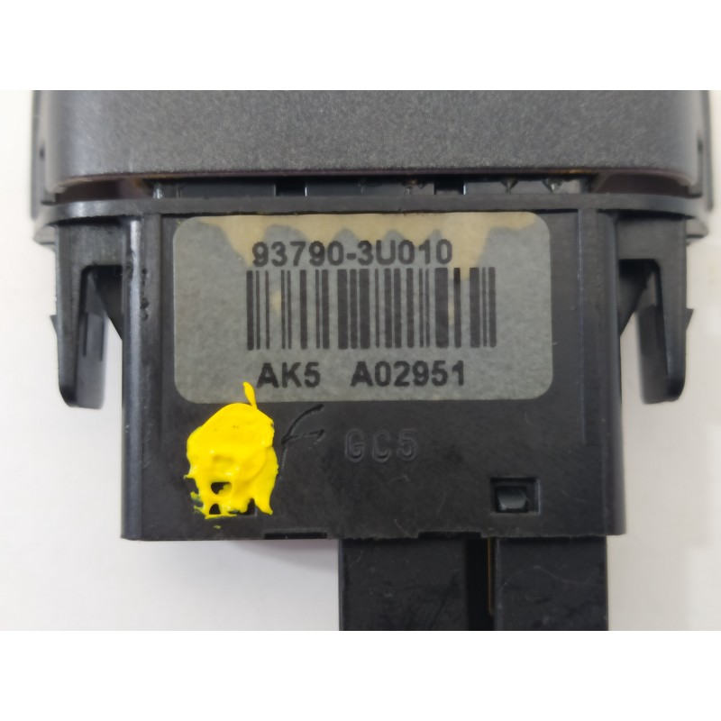 Recambio de warning para kia sportage concept 4x2 referencia OEM IAM 937903U010DC8  