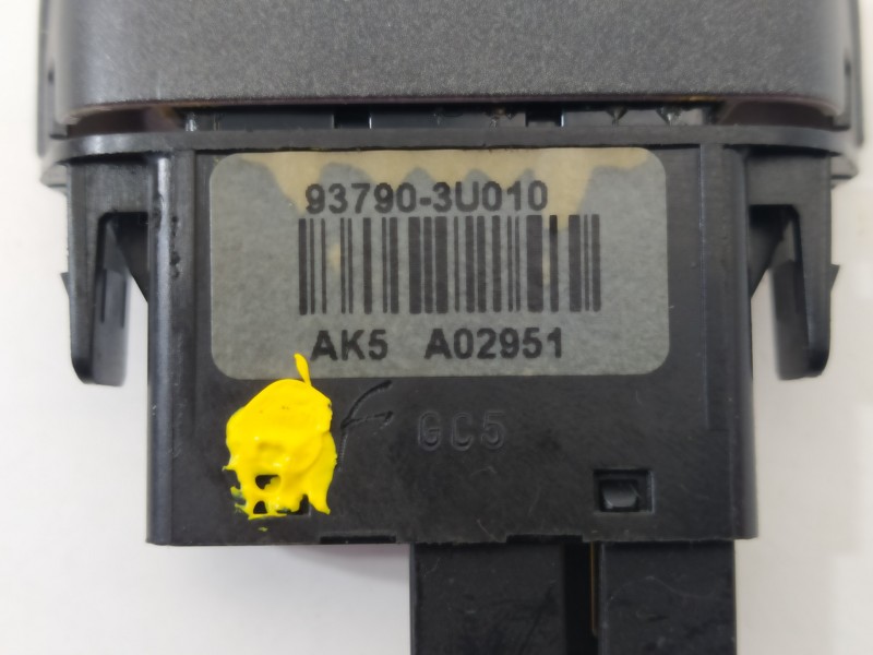 Recambio de warning para kia sportage concept 4x2 referencia OEM IAM 937903U010DC8  