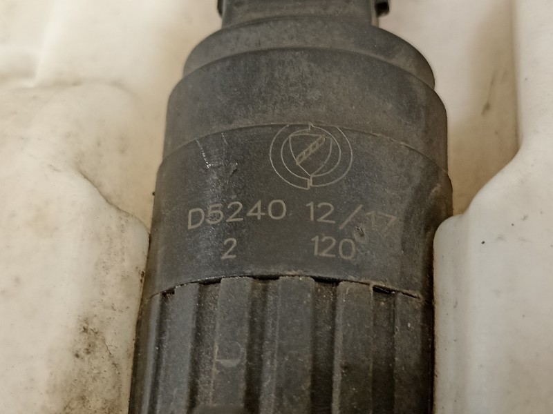 Recambio de deposito limpia para jeep renegade deserthawk 4wd referencia OEM IAM 52136473 D5240 