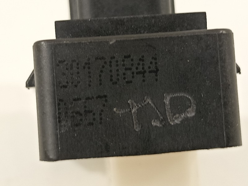 Recambio de mando elevalunas trasero derecho para jeep renegade deserthawk 4wd referencia OEM IAM 30170844  