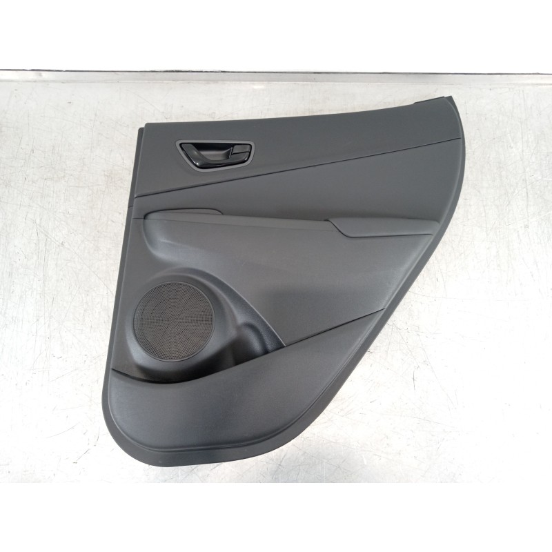 Recambio de guarnecido puerta trasera derecha para hyundai kona klass hybrid 2wd referencia OEM IAM 83361J9000  