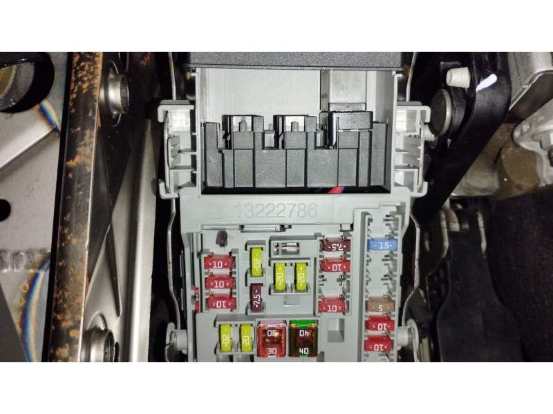 CAJA RELES / FUSIBLES 13222786 