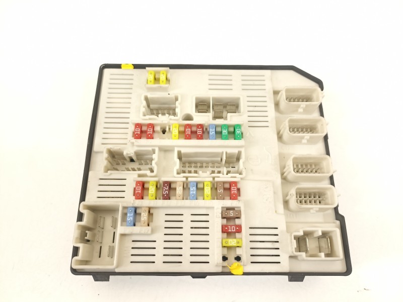 Recambio de caja reles / fusibles para renault megane iii berlina 5 p dynamique referencia OEM IAM 284B60008R  