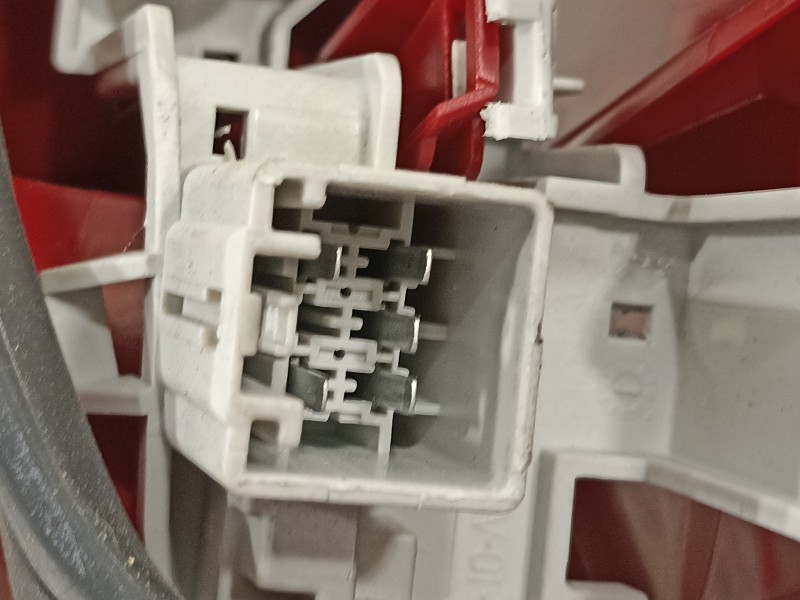 Recambio de piloto trasero izquierdo para ford fiesta (cb1) ambiente referencia OEM IAM 8A6113405AE  