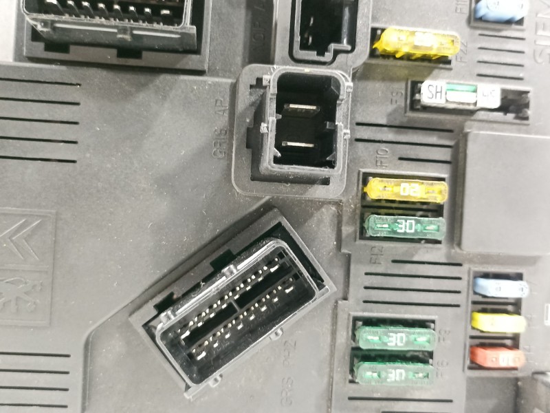 Recambio de caja reles / fusibles para peugeot 407 st confort referencia OEM IAM 9655708480  