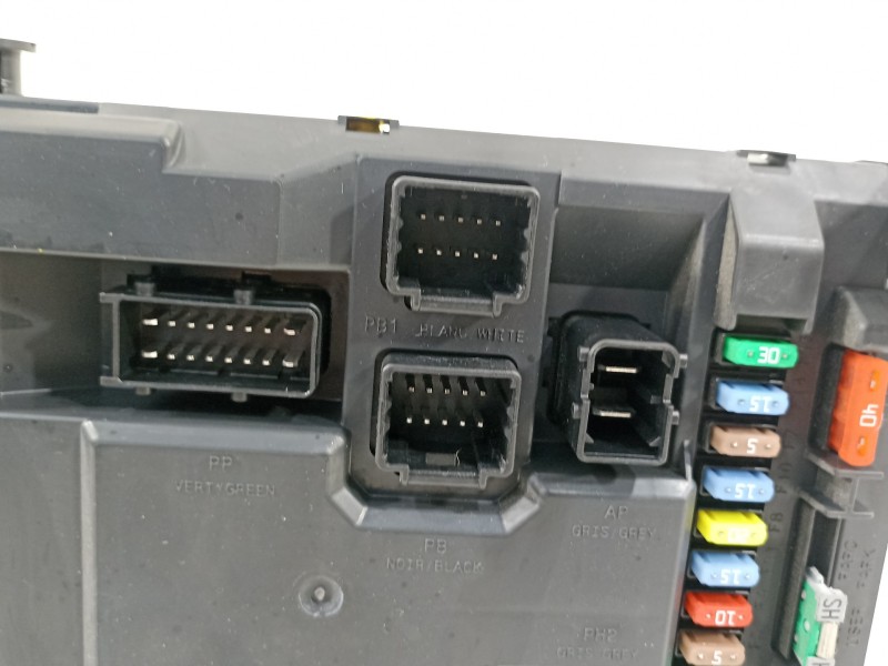 Recambio de caja reles / fusibles para citroën c3 attraction referencia OEM IAM 9666952180  