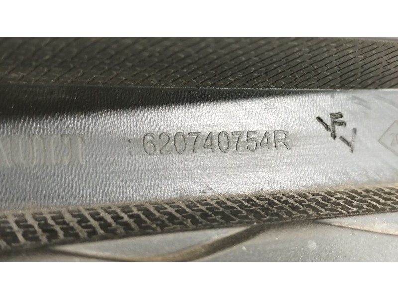 Recambio de rejilla paragolpes delantero para renault captur adventure referencia OEM IAM 620740754R CMD150 