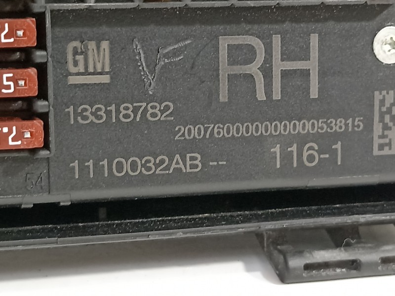 Recambio de caja reles / fusibles para opel astra j lim. enjoy referencia OEM IAM 13318782  