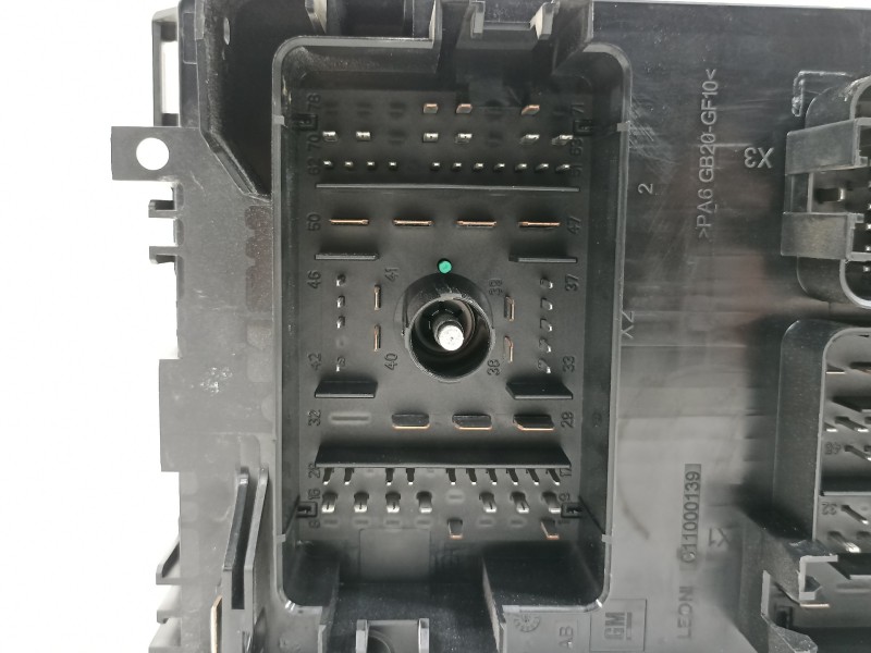 Recambio de caja reles / fusibles para opel astra j lim. enjoy referencia OEM IAM 13318782  