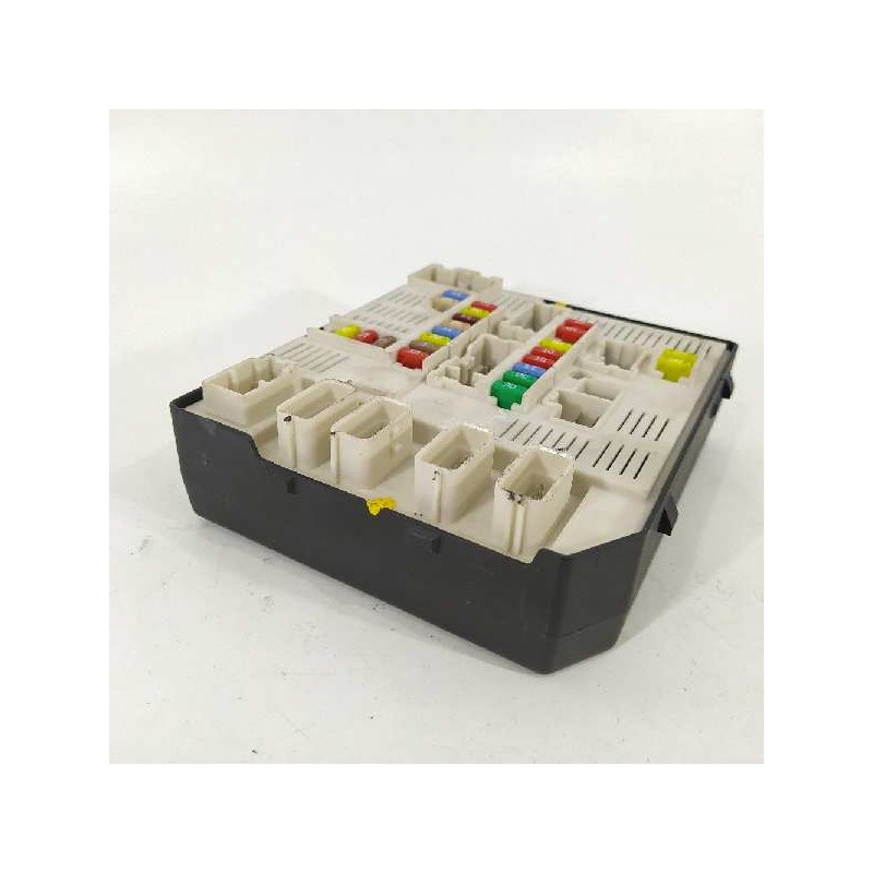 Recambio de caja reles / fusibles para renault megane iii sport tourer dynamique referencia OEM IAM 284B60008R 519339311 8226136