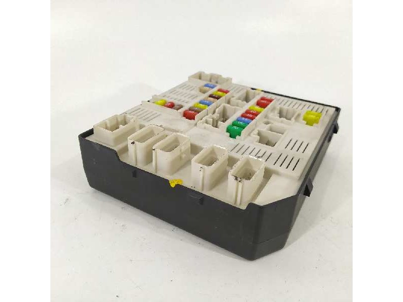 Recambio de caja reles / fusibles para renault megane iii sport tourer dynamique referencia OEM IAM 284B60008R 519339311 8226136