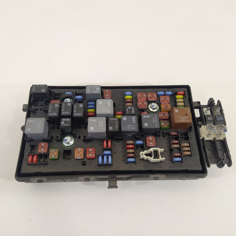 Recambio de caja reles / fusibles para opel insignia sports tourer 2.0 16v cdti referencia OEM IAM 13222782 13255300 13275882