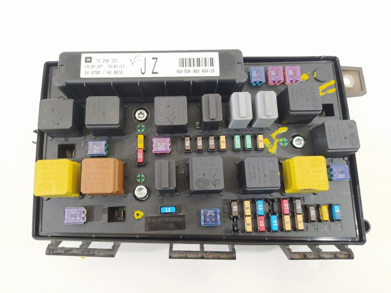 Recambio de caja reles / fusibles para opel astra gtc cosmo referencia OEM IAM 13250231  