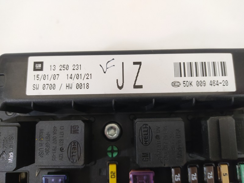Recambio de caja reles / fusibles para opel astra gtc cosmo referencia OEM IAM 13250231  