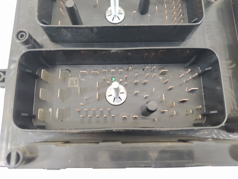 Recambio de caja reles / fusibles para opel astra gtc cosmo referencia OEM IAM 13250231  