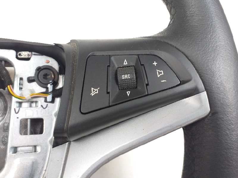 Recambio de volante para chevrolet cruze hatchback lt+ referencia OEM IAM 95227506 307078999P10AF 