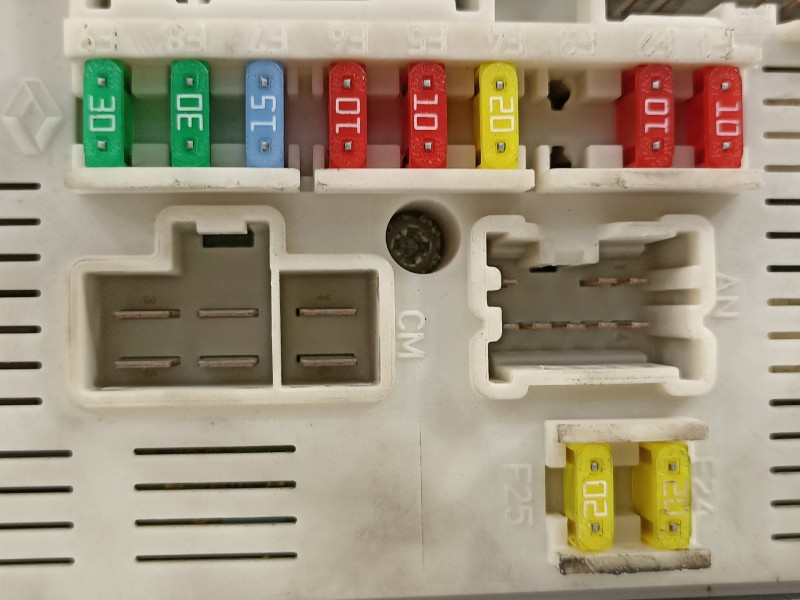 Recambio de caja reles / fusibles para renault megane iii berlina 5 p dynamique referencia OEM IAM 284B60009R  