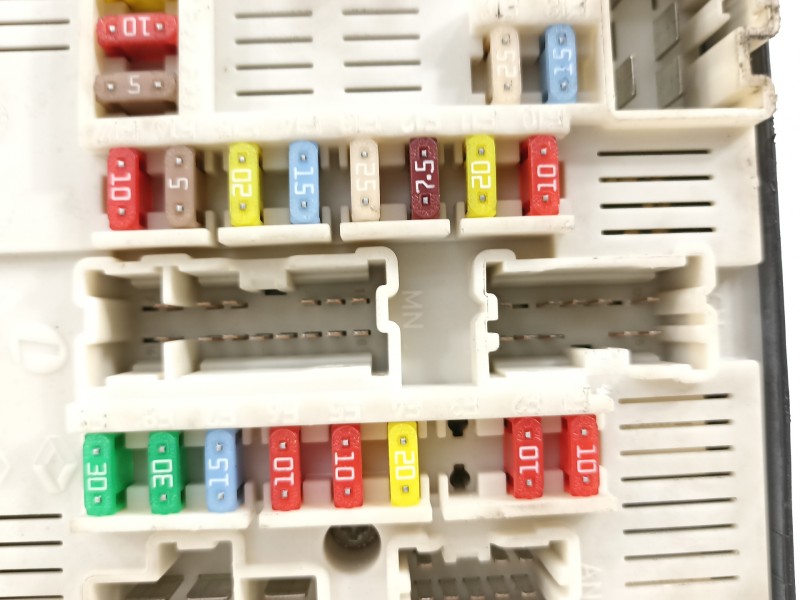 Recambio de caja reles / fusibles para renault megane iii berlina 5 p dynamique referencia OEM IAM 284B60009R  