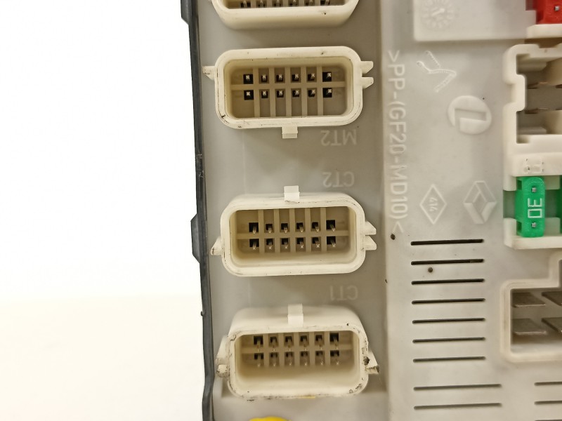 Recambio de caja reles / fusibles para renault megane iii berlina 5 p dynamique referencia OEM IAM 284B60009R  