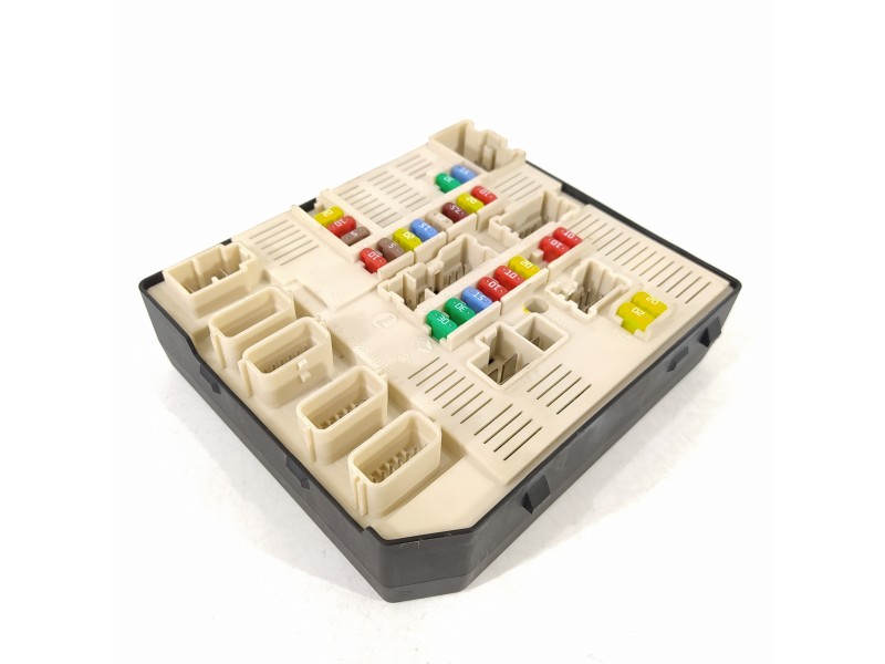 Recambio de caja reles / fusibles para renault megane iii berlina 5 p dynamique referencia OEM IAM 284B68372R 519339501 96361856