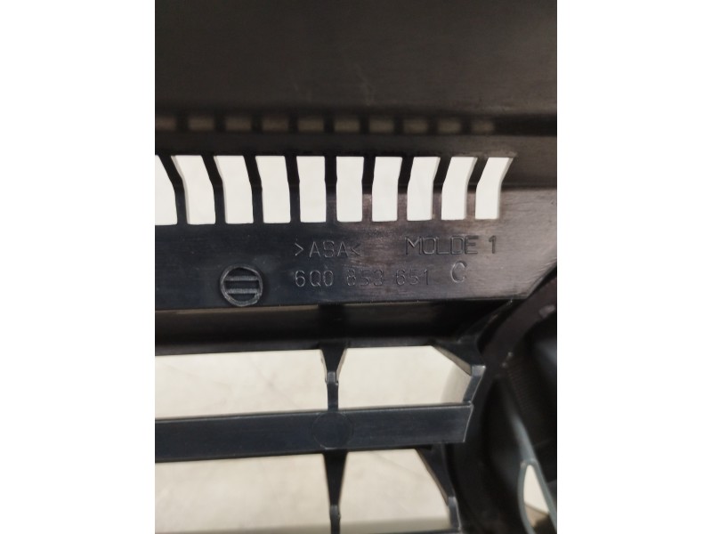 Recambio de rejilla delantera para volkswagen polo (9n1) highline referencia OEM IAM 6Q0853651C  