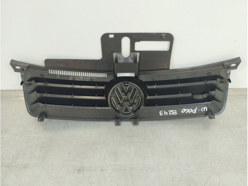 Recambio de rejilla delantera para volkswagen polo (9n1) highline referencia OEM IAM 6Q0853651C  