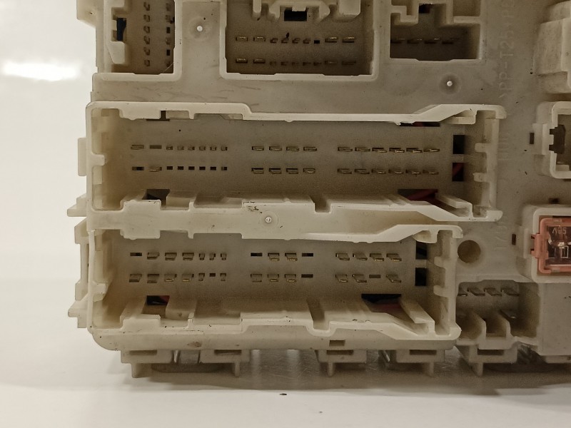 Recambio de caja reles / fusibles para toyota yaris (ksp9/scp9/nlp9) básico referencia OEM IAM 8273052700  