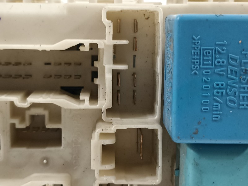 Recambio de caja reles / fusibles para toyota yaris (ksp9/scp9/nlp9) básico referencia OEM IAM 8273052700  