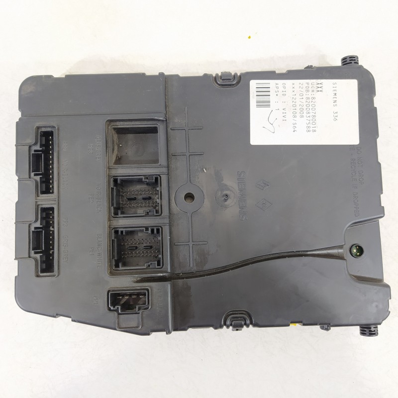 Recambio de caja reles / fusibles para renault megane ii berlina 5p emotion referencia OEM IAM 8200780018A  