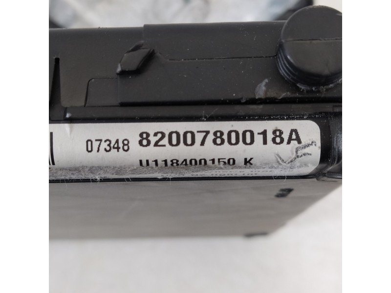 Recambio de caja reles / fusibles para renault megane ii berlina 5p emotion referencia OEM IAM 8200780018A  