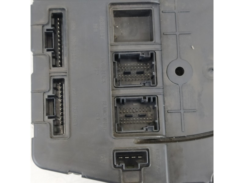 Recambio de caja reles / fusibles para renault megane ii berlina 5p emotion referencia OEM IAM 8200780018A  