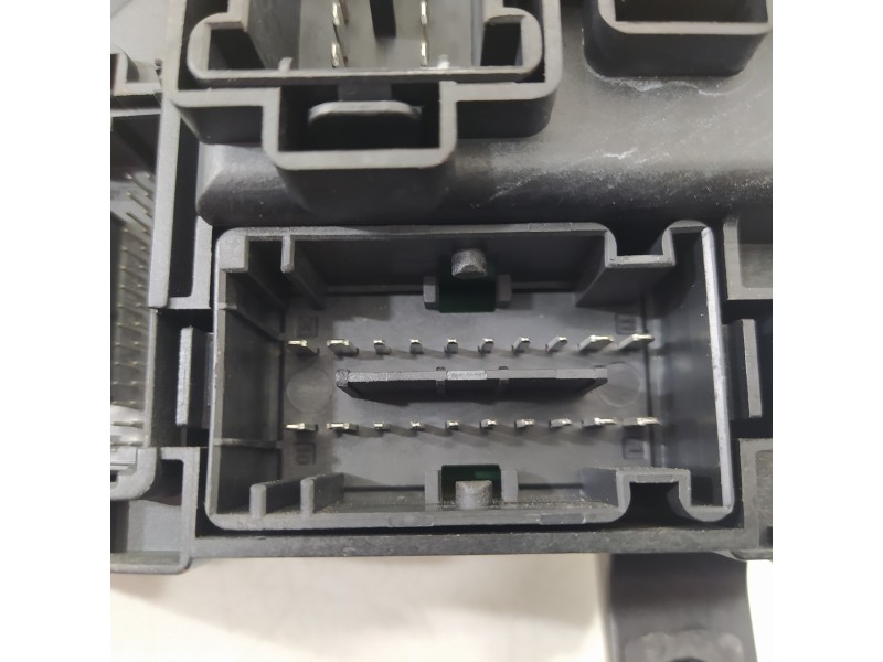 Recambio de caja reles / fusibles para opel corsa d cmon referencia OEM IAM 13320629  