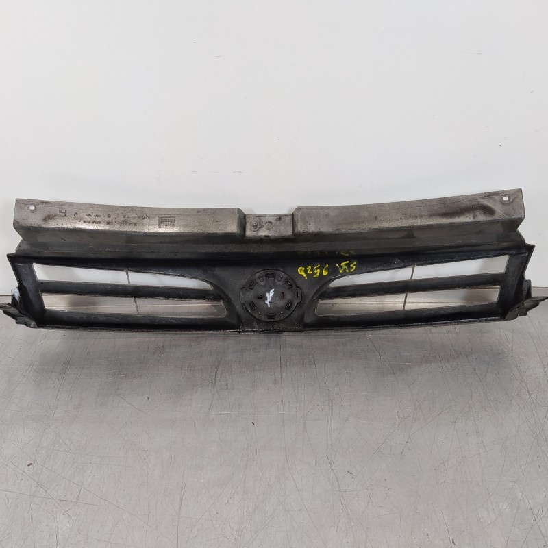 Recambio de rejilla delantera para nissan primastar (x83) combi 6 asientos batalla 2,78t referencia OEM IAM 8200137047  