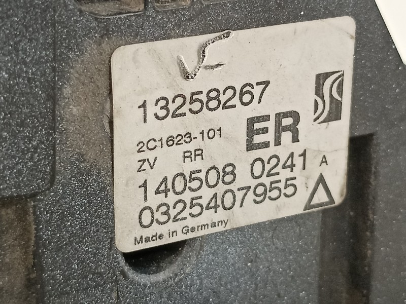 Recambio de cerradura puerta trasera derecha para opel corsa d catch me referencia OEM IAM 13258267  