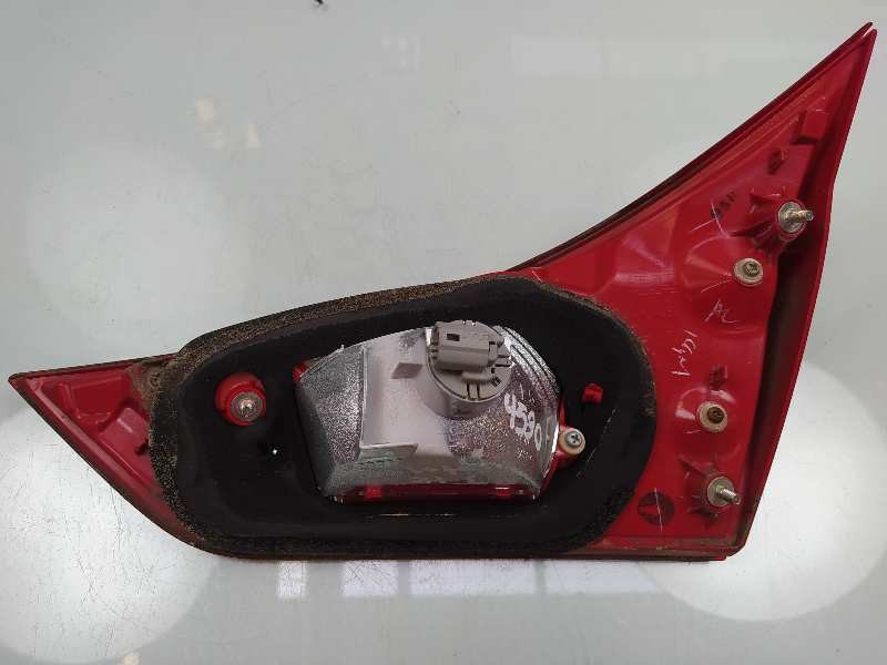 Recambio de piloto trasero izquierdo en porton para toyota auris active referencia OEM IAM   