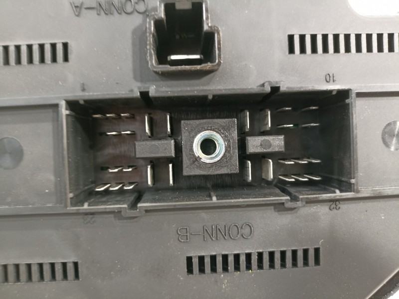 Recambio de caja reles / fusibles para ssangyong korando line 4x2 referencia OEM IAM 8297034031  