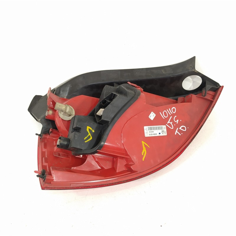 Recambio de piloto trasero derecho para renault megane ii berlina 3p confort authentique referencia OEM IAM 8200413216  