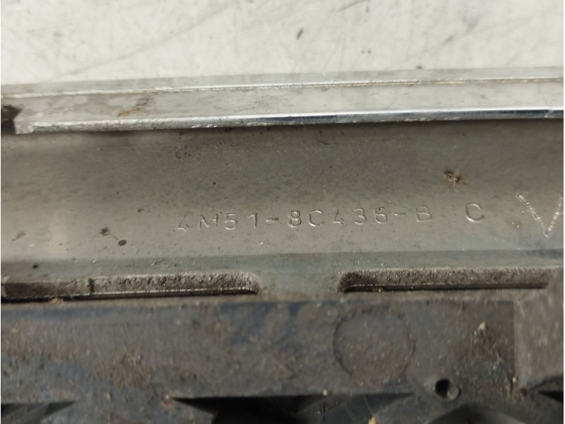 Recambio de rejilla delantera para ford focus berlina (cap) ambiente (d) referencia OEM IAM 4M518C436B  