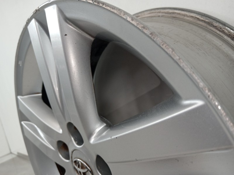 Recambio de llanta para toyota auris sport referencia OEM IAM 17X7J  