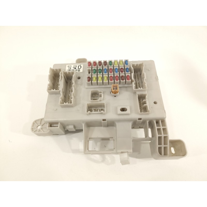 Recambio de caja reles / fusibles para toyota land cruiser (j12) 3.0 d-4d gx referencia OEM IAM 8198050030  