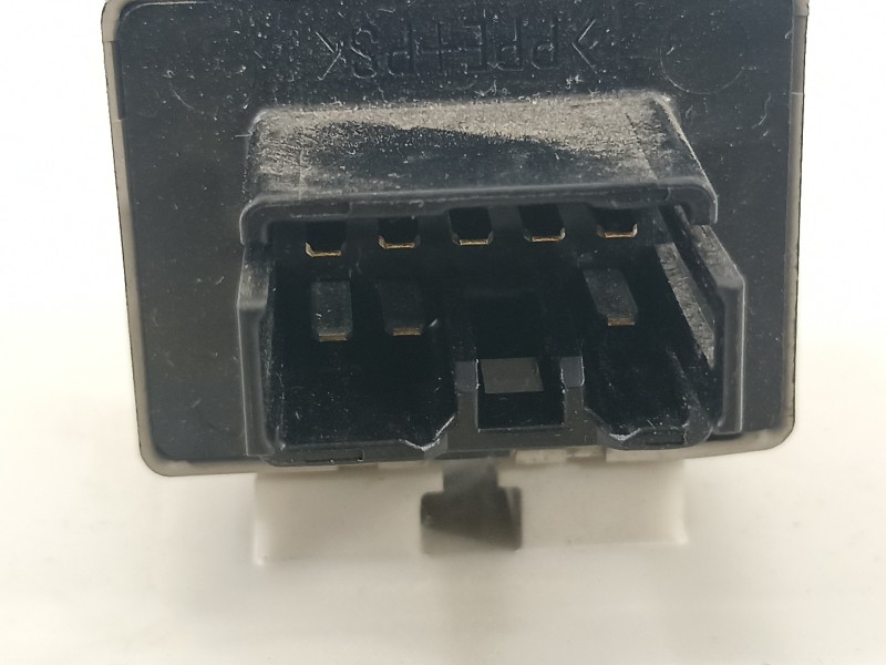 Recambio de caja reles / fusibles para toyota land cruiser (j12) 3.0 d-4d gx referencia OEM IAM 8198050030  